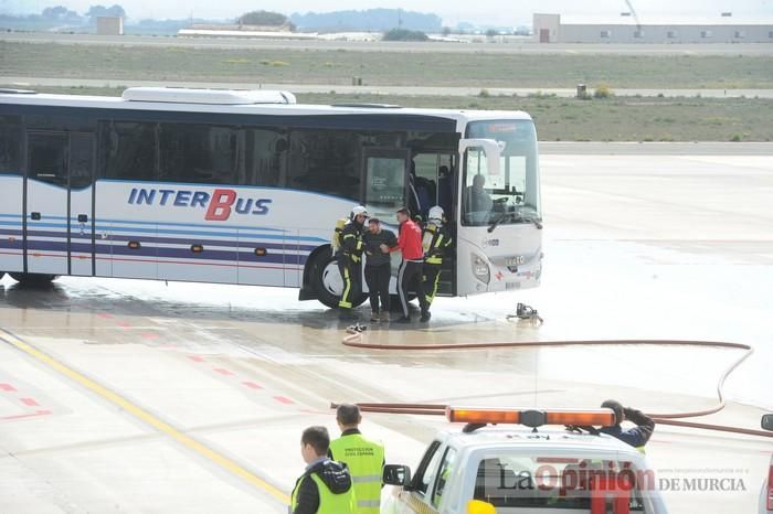 Simulan un accidente aéreo en aeropuerto