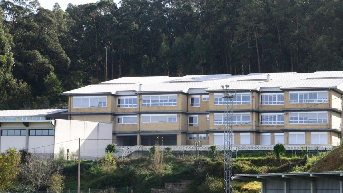 Unha vista do colexio público da parroquia do Hío.