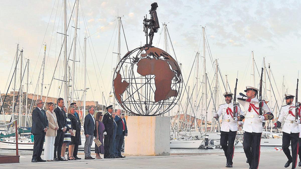 Cornetas, tambores y tres secciones de tropa y marinería participaron en el acto de homenaje