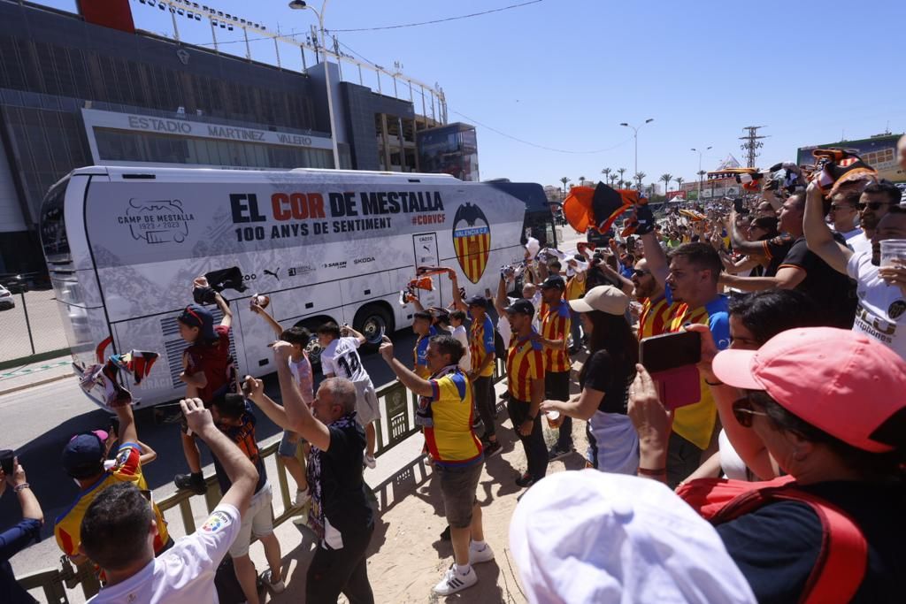 La afición del Valencia CF ante el Elche