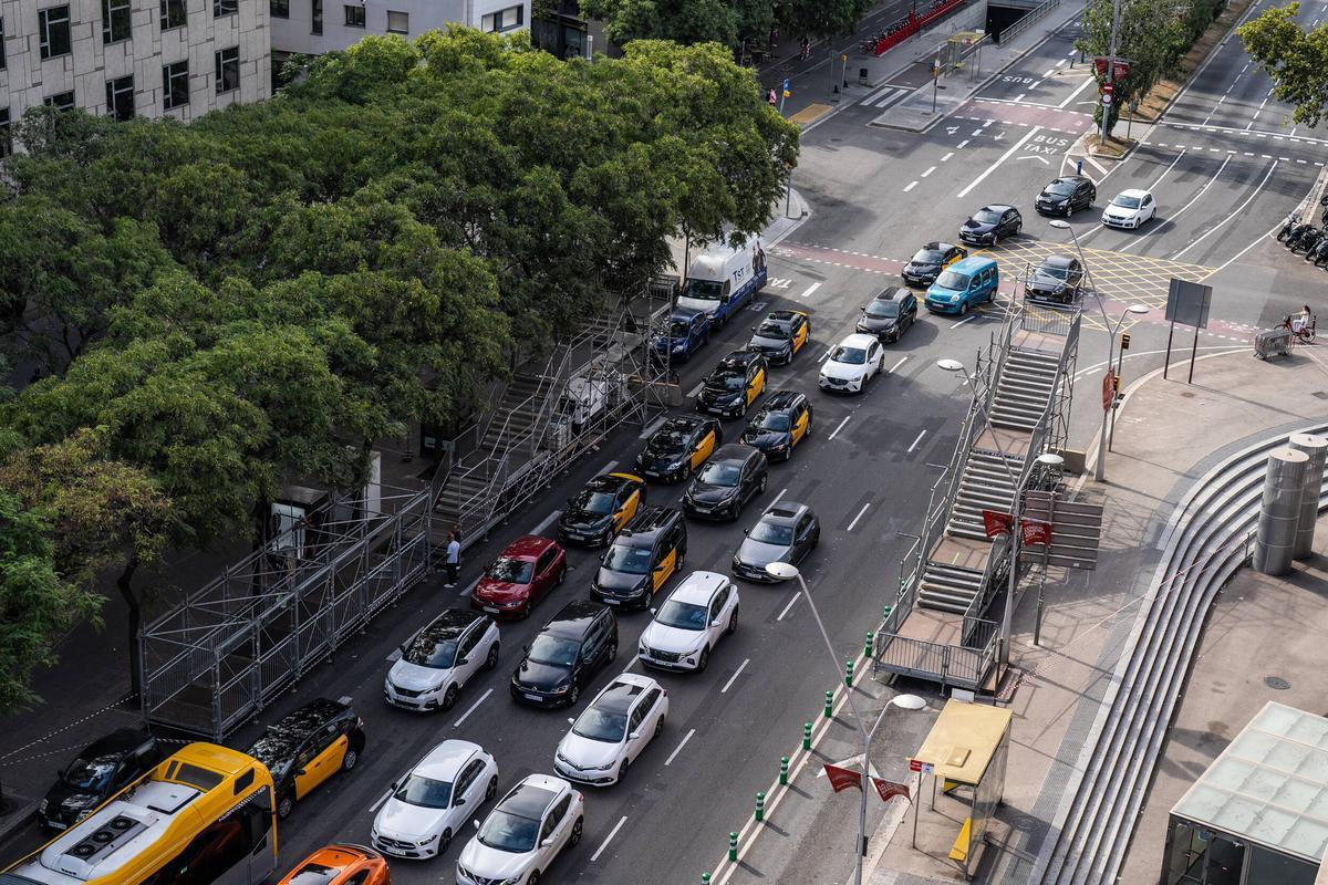 El puente para peatones junto a la meta de La Vuelta en Barcelona