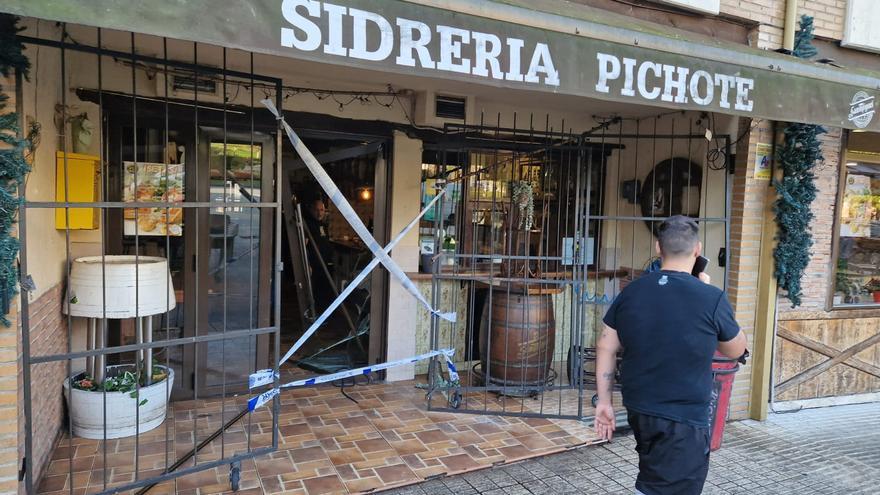 Empotran un coche contra una sidrería de Oviedo para llevarse el dinero de la caja de madrugada