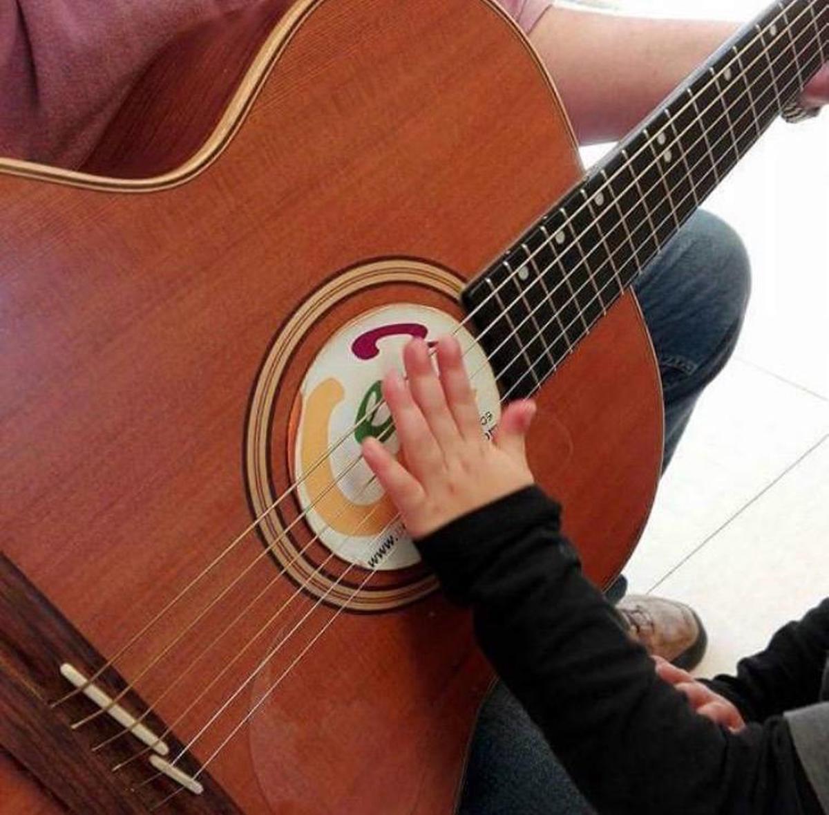 Pep Puigdemont oferint música a un infant.