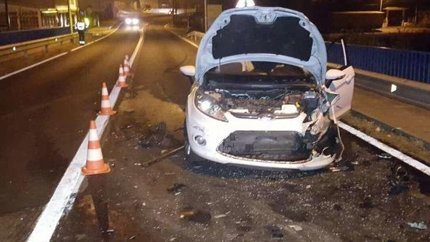 Uno de los dos coches siniestrados en Castrelo. // Fdv