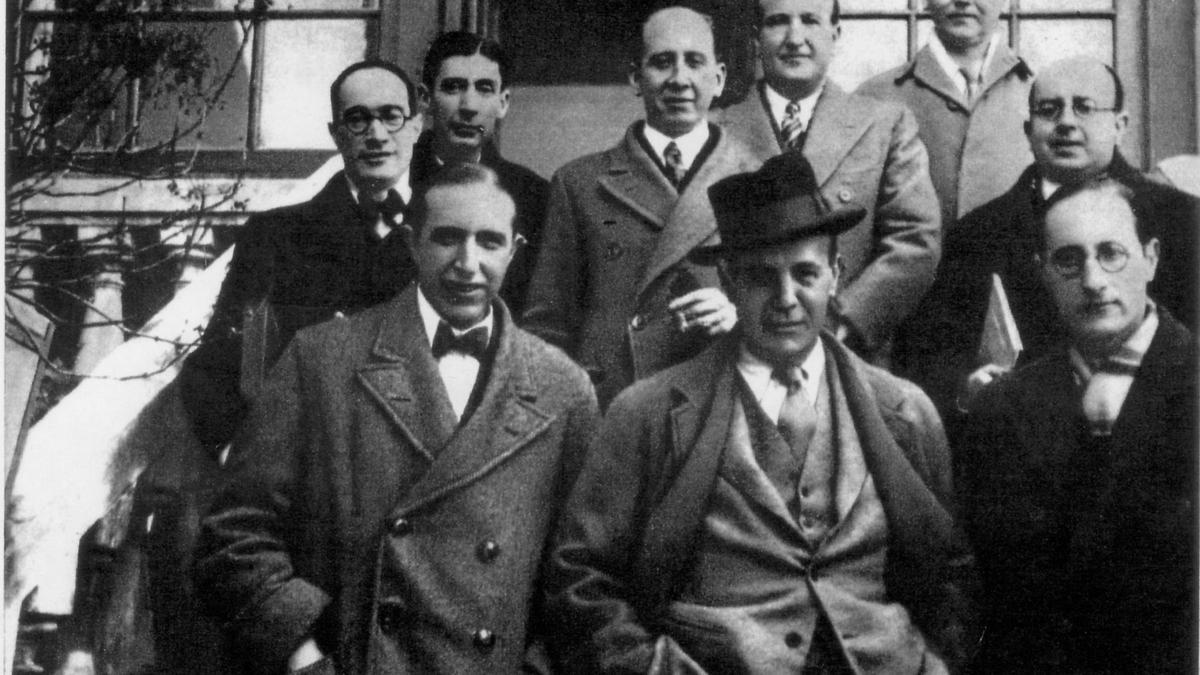 JOSE BERGAMIN JUNTO A OTROS MIEMBROS DE LA GENERACIÓN DEL 27.