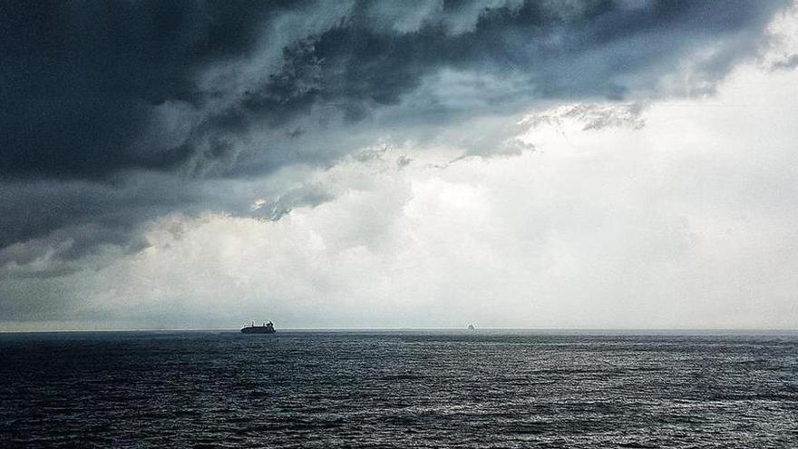 Nubes de tormenta sobre el mar.