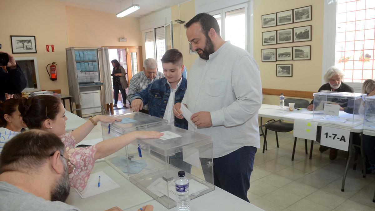 El ya exconcejal Jesús López, Suso, en el momento de depositar su voto en las pasadas elecciones municipales.