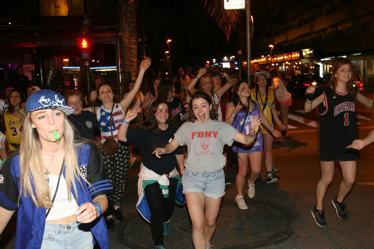 Aspecto de las jóvenes en altas horas de la madrugada del Saloufest de 2015.