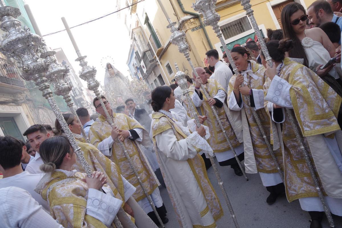 Fotos de la procesión del Rocío Coronada por el barrio de la Victoria Fotos de la procesión del Rocío Coronada por el barrio de la Victoria