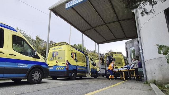 Ambulancias ante el servicio de Urgencias del Hospital Montecelo de Pontevedra.
