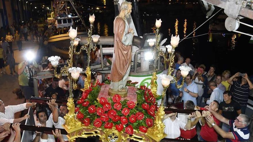 Alarde de fe y devoción en El Grao en la procesión de Sant Pere