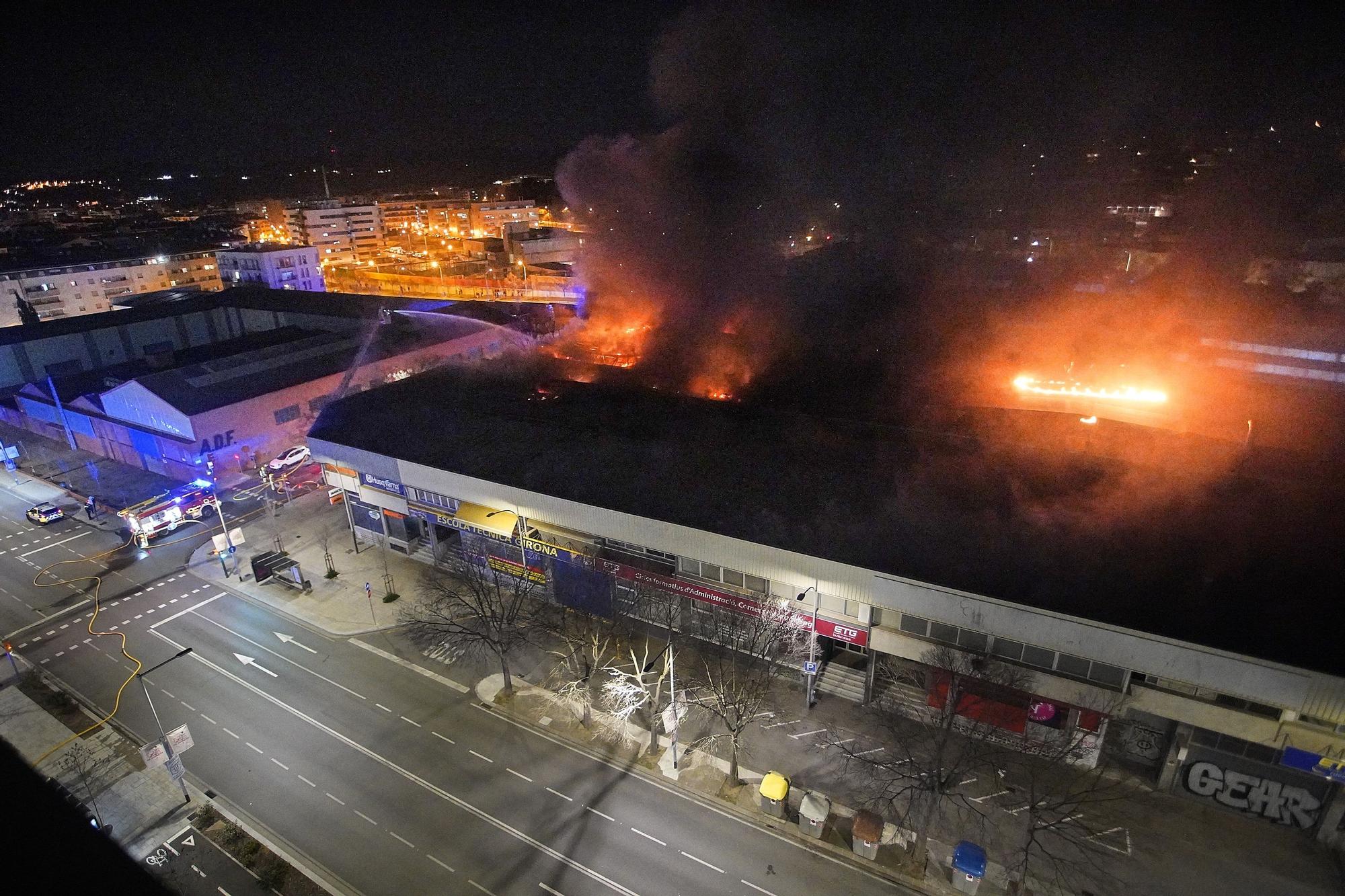 Espectacular Incendi en un concessionari de motos de Girona