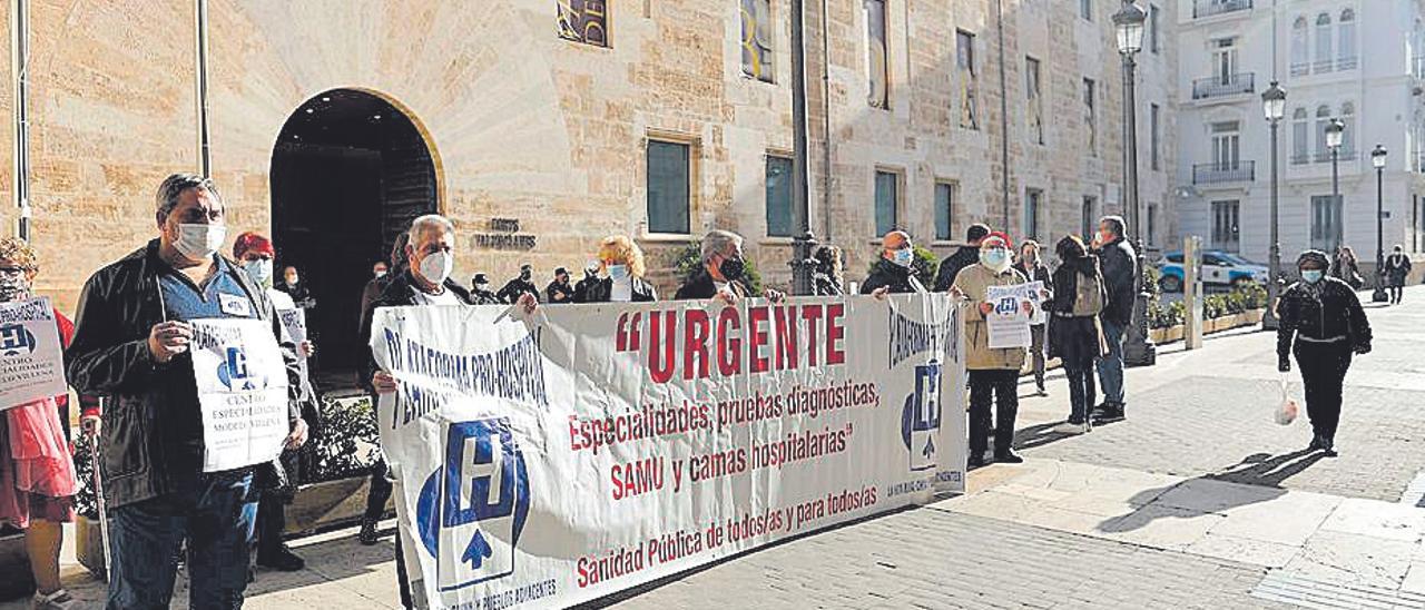 Sanidad se compromete a aumentar las especialidades en el centro de salud de Buñol