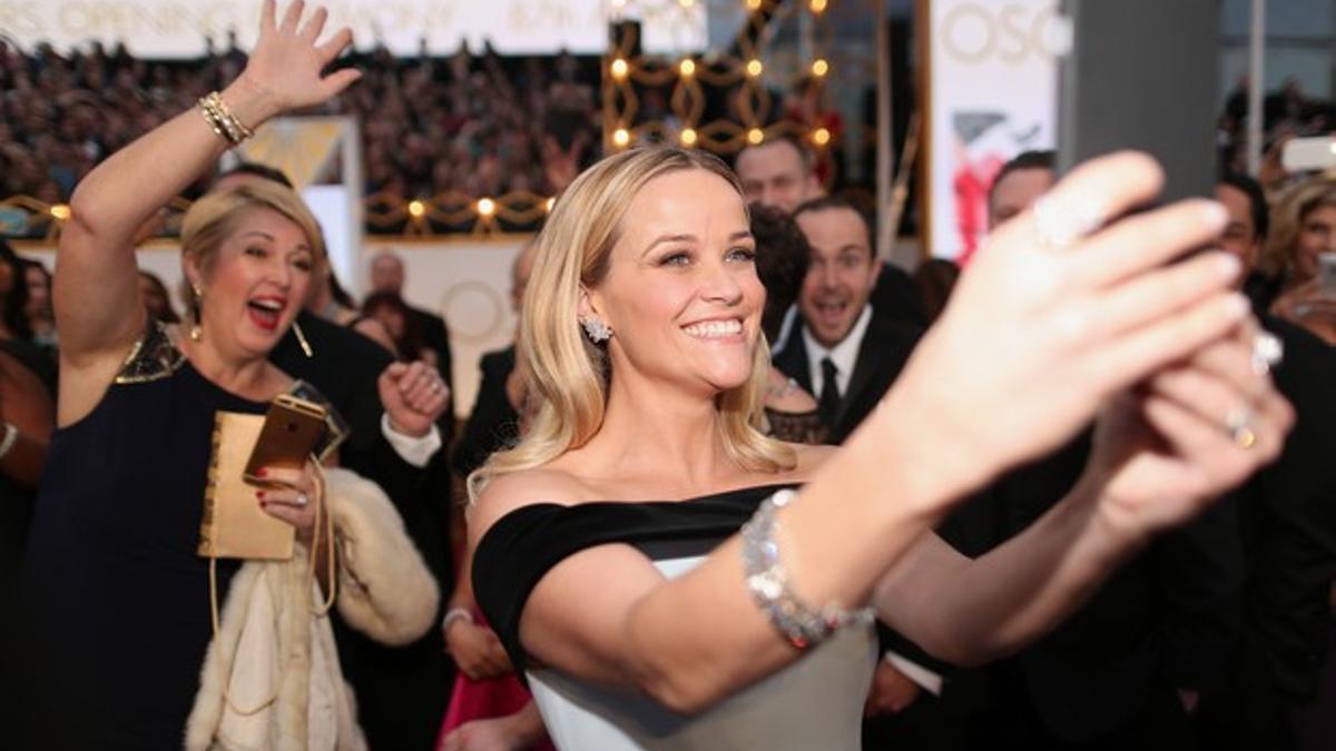 Reese Witherspoon se hace un sefi a su llegada al teatro Dolby.