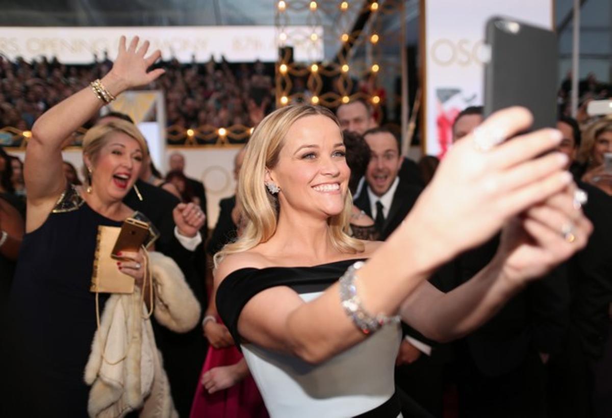 Reese Witherspoon es fa un ’selfie’ a l’arribar al teatre Dolby. Reese Witherspoon es fa un ’selfie’ a l’arribar al teatre Dolby.