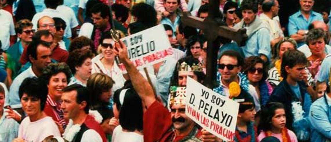 Los reyes Pelayo y Aurelio en una edición pasada del desfile de Arriondas el día de las Piraguas.