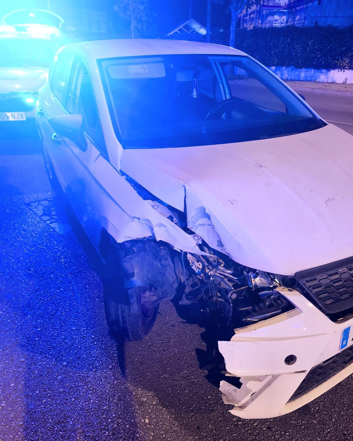 El coche del joven sufrió daños.