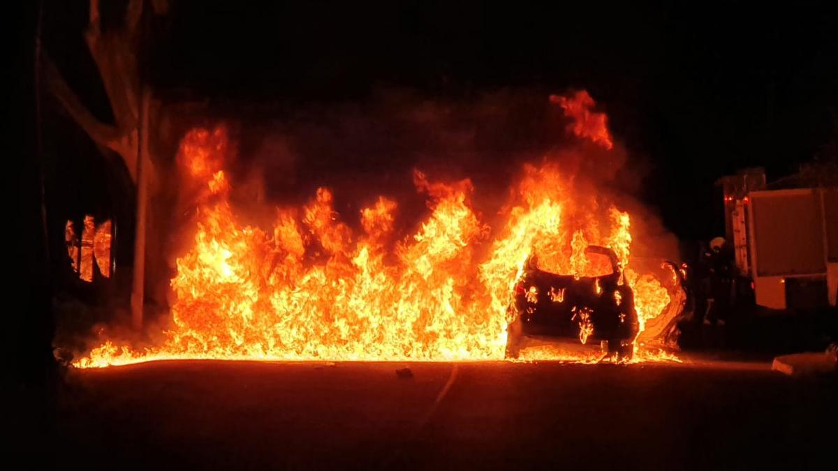 Aparatoso incendio de un coche en Monte Lentiscal