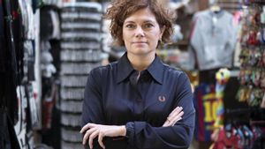 Elisenda Alamany, ahir al costat d’una botiga de ‘souvenirs’ al Gòtic.  | FERRAN NADEU