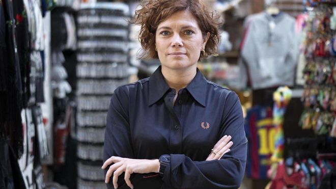Elisenda Alamany, ahir al costat d’una botiga de ‘souvenirs’ al Gòtic.  | FERRAN NADEU