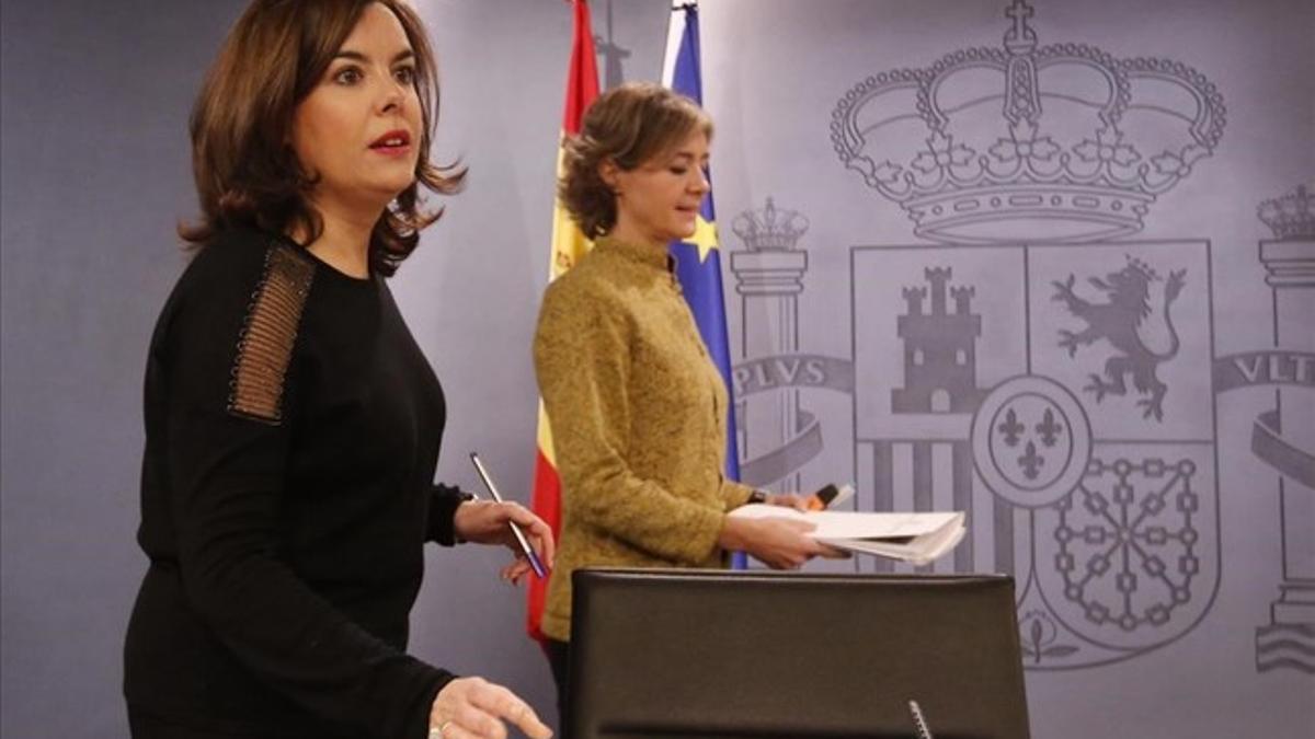 La vicepresidenta, Soraya Sáenz de Santamaría, y la ministra de Agricultura, en la rueda de prensa posterior al Consejo de Ministros.