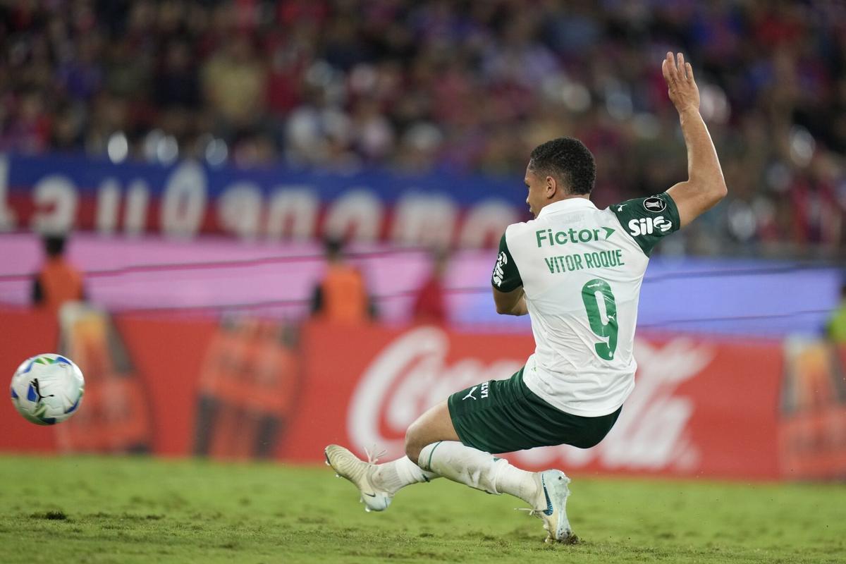 Vitor Roque of Brazil's Palmeiras, scores his side second goal during a Copa Libertadores Group G soccer match against Paraguay's Cerro Porteno at La Nueva Olla stadium in Asuncion, Paraguay, Thursday, May 7, 2025. (AP Photo/Fernando Calistro)