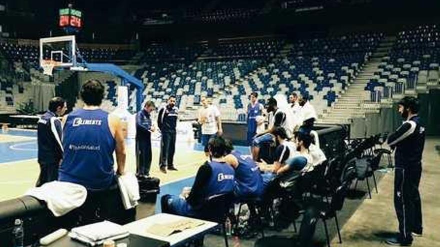 Los jugadores y técnicos del RETABasket Gipuzkoa, ayer por la tarde en el Carpena, preparando el partido.