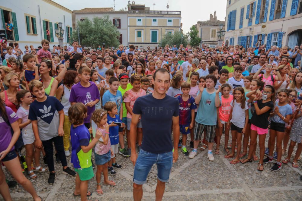 Artà homenajea al ciclista Enric Mas