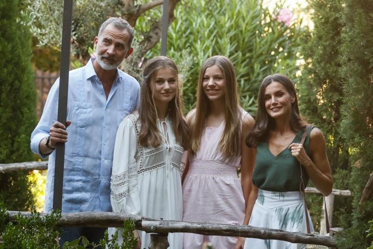 El rey Felipe VI y la reina Letizia, con sus dos hijas, la princesa Leonor y la infanta Sofía, durante su visita a la Cartuja de Valldemossa, el pasado 1 de agosto de 2022 en Mallorca.