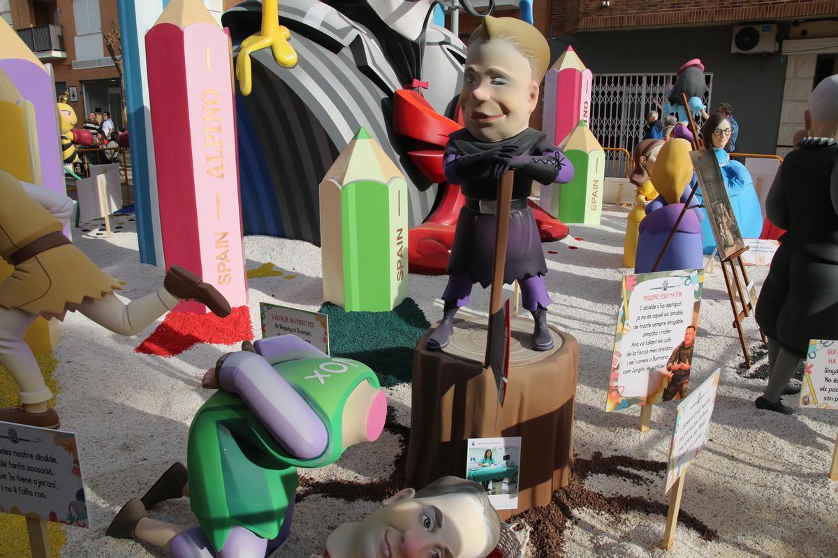 El alcalde, Jorge Monferrer (PP), 'decapita' a Jesús Albiol (Vox) en la falla de Don Bosco, como metáfora de la ruptura del pacto de gobierno.