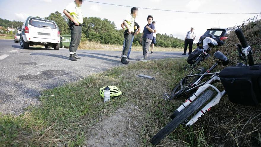 Imagen de efectivos de Tráfico y de la bicicleta accidentada, esta tarde, en San Miguel de Castro. // Bernabé / Cris M.V.