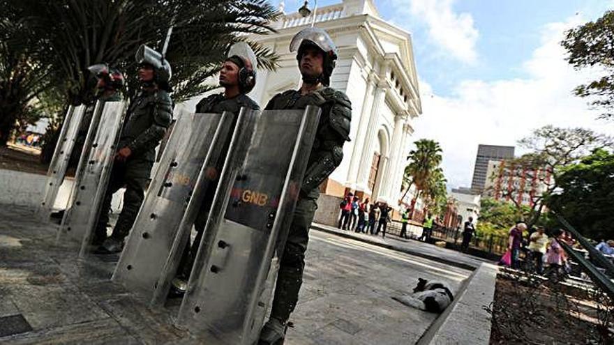 La Guàrdia Nacional Bolivariana es va desplegar al voltant de l&#039;Assemblea Nacional.