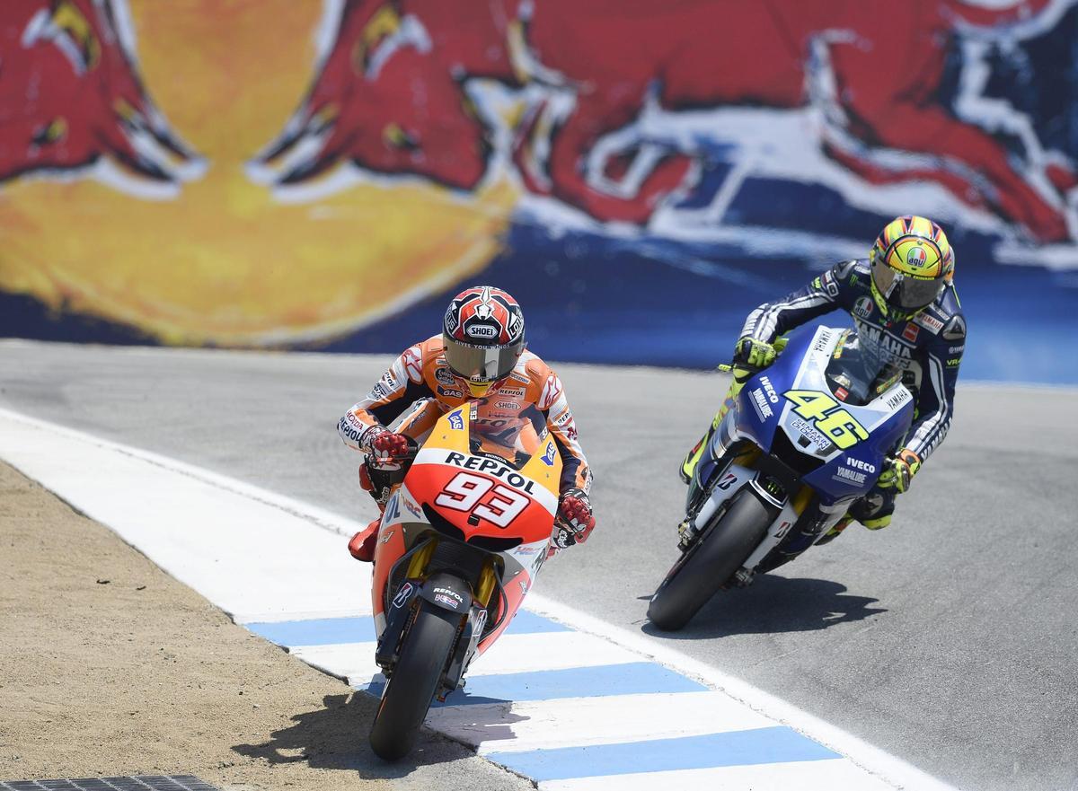 Marc Márquez adelanta a Valentino Rossi en el circuito de Laguna Seca en 2013.