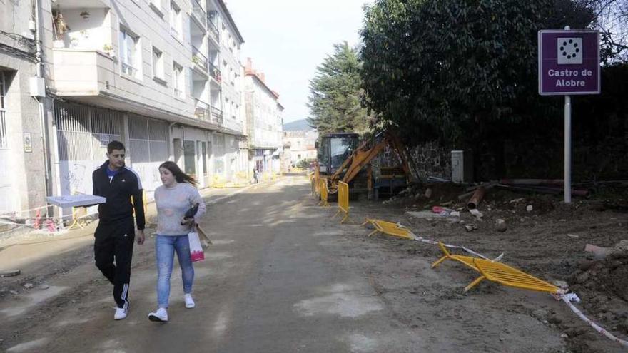 La calle Vista Alegre, en el entorno monumental de Vilagarcía, lleva un mes de obras. // Noé Parga