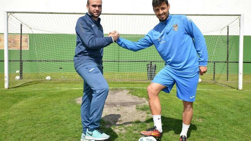 Óscar Guimeráns (izquierda) choca la mano a Kevin Presa (derecha) en el campo de A Seca. // Gustavo Santos