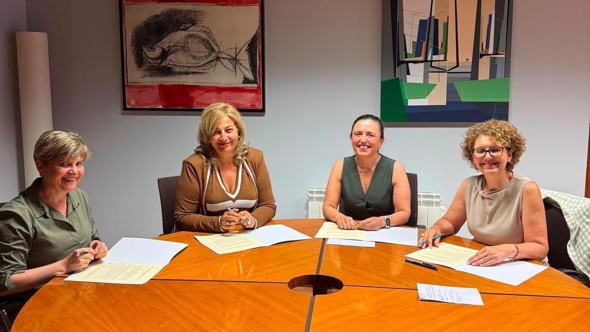 Por la izquierda, Estefanía González, Rosana González, María Calvo y Ana Isabel Ferna´ndez, durante la firma del convenio.