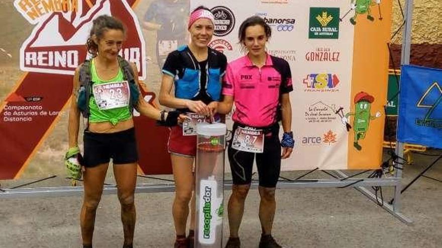 Por la izquierda, Eva Cruz, María Fernández y Mariam Zapico posan en el podio tras finalizar la prueba en el concejo de Aller.