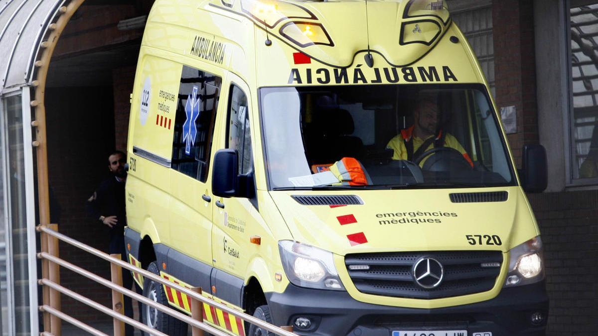 Una ambulància ha traslladat el ferit a l&#039;hospital comarcal