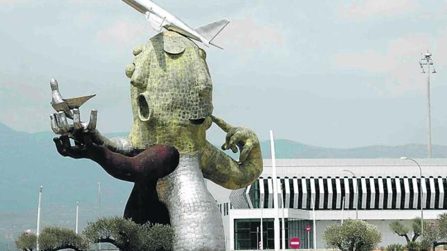 La escultura de Ripollés, en el aeropuerto de Castelló.