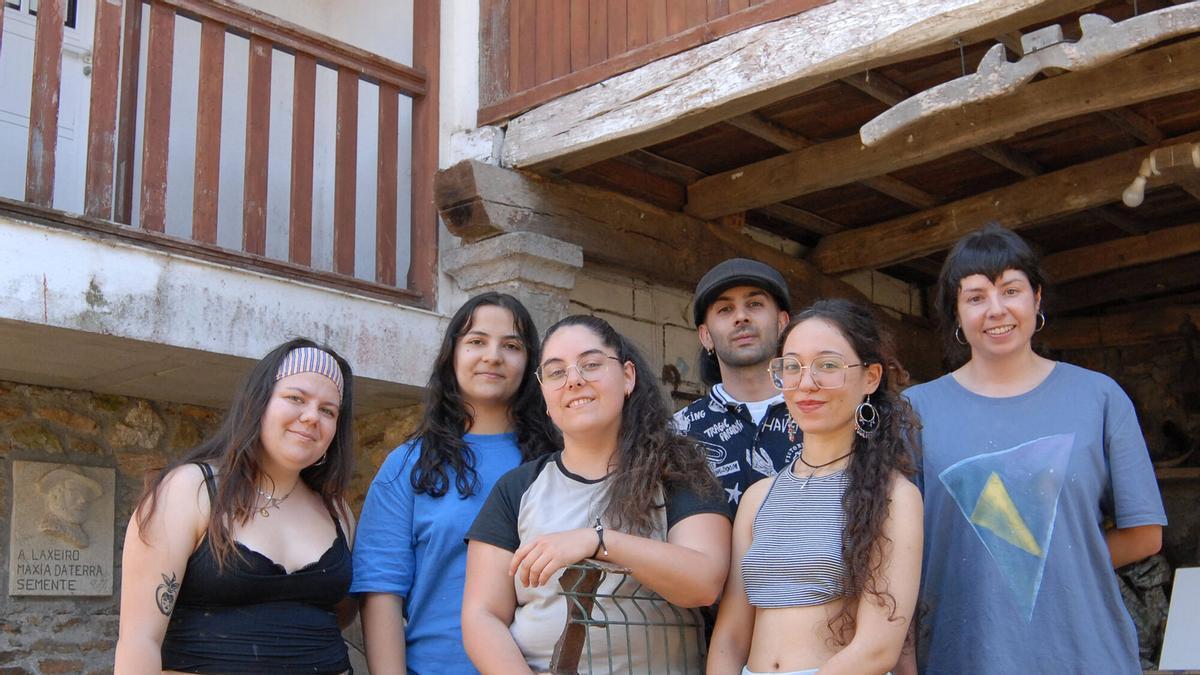 Los seis artistas residentes de la Xuntanza Obradoiro das Artes Plásticas en A Solaina de Piloño.