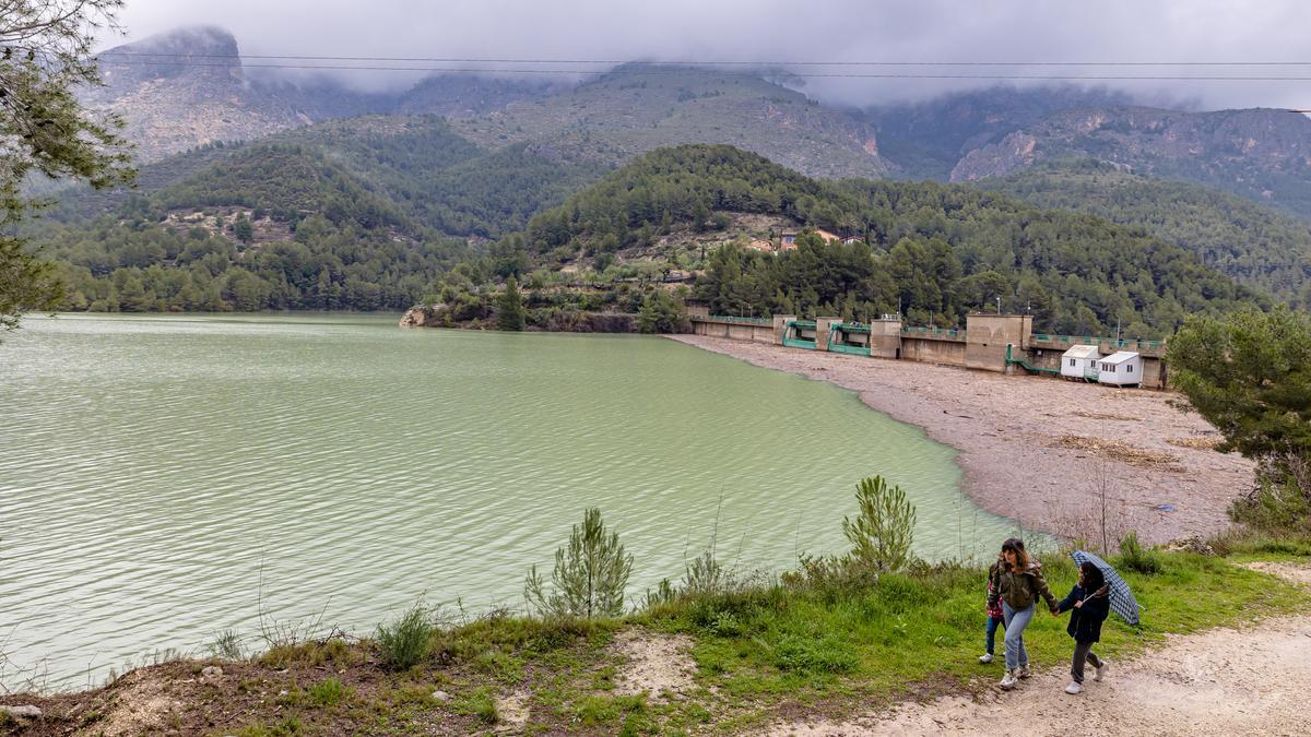 El pantano de Guadalest el pasado domingo.