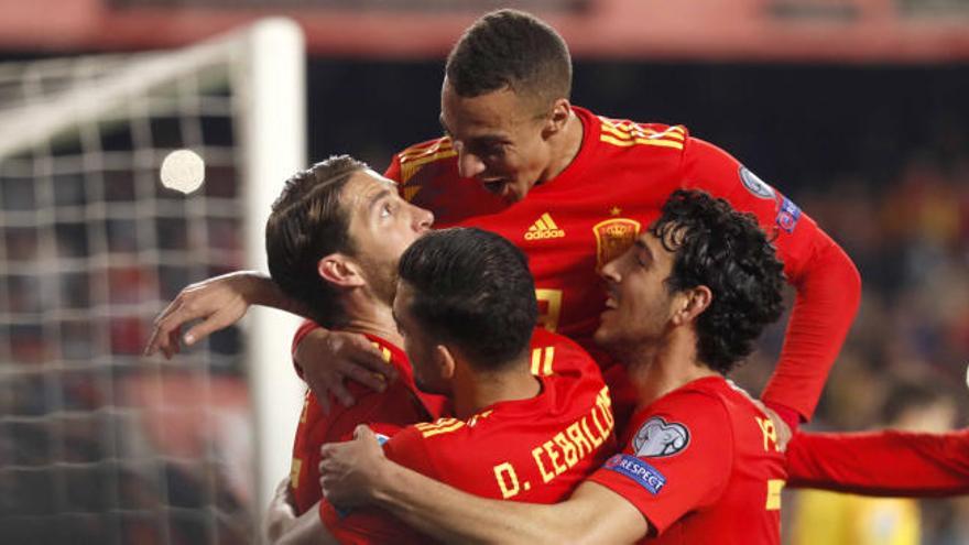 Parejo y Rodrigo celebran un gol con la selección en Mestalla.