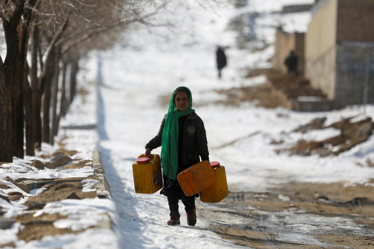 An Afghan girl carri (164455336).jpg