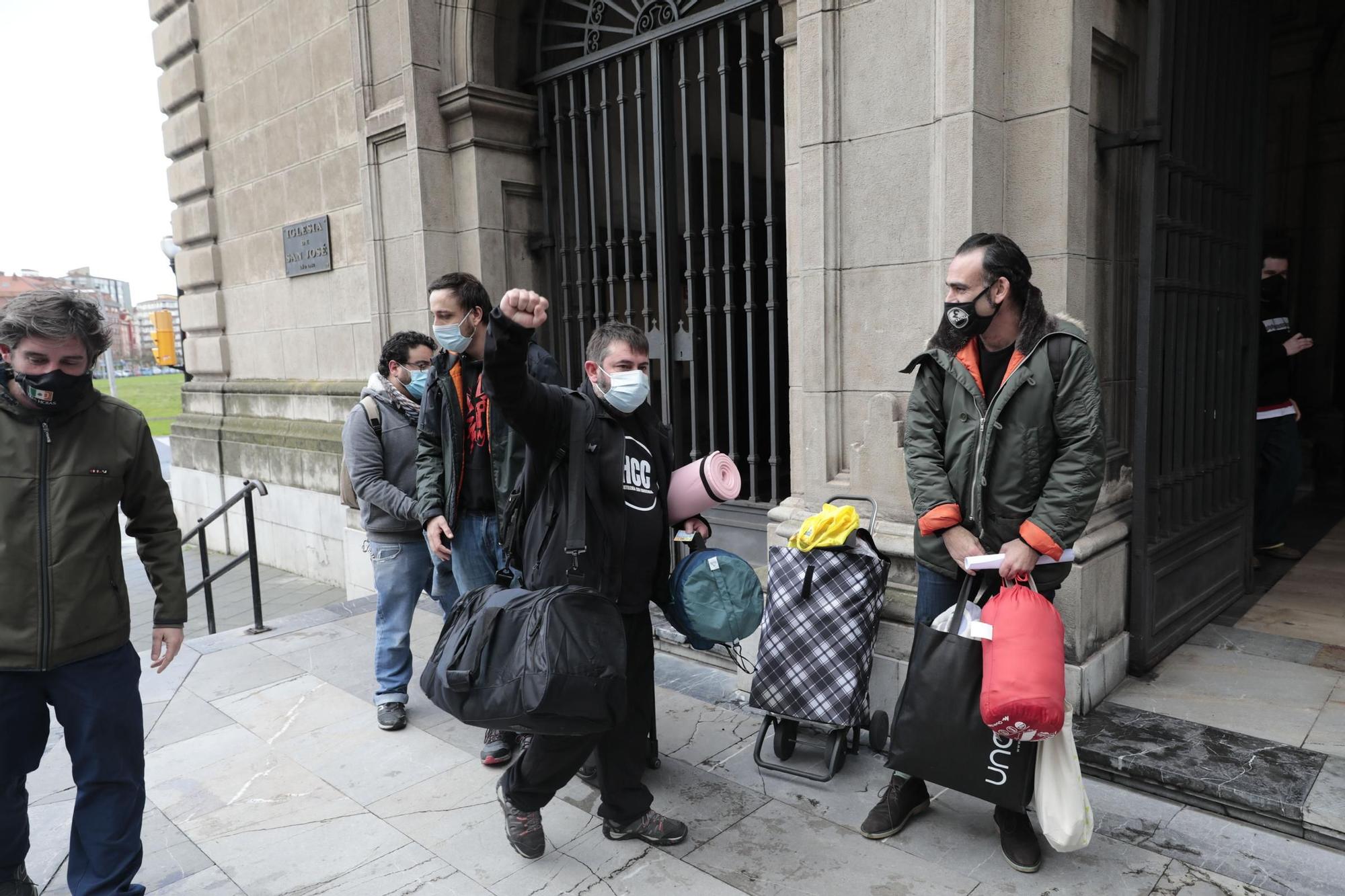 Nuevo encierro de hosteleros en Gijón, en la iglesia de San José
