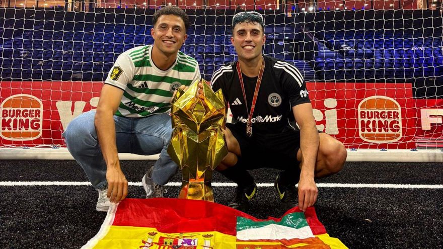 Diego Jiménez, a la derecha, junto a su hermano Antonio tras proclamarse campeón.