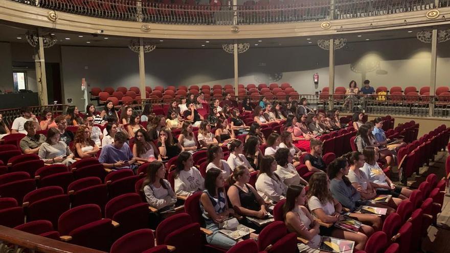 Els alumnes reunits al teatre de l&#039;Ateneu Igualadí