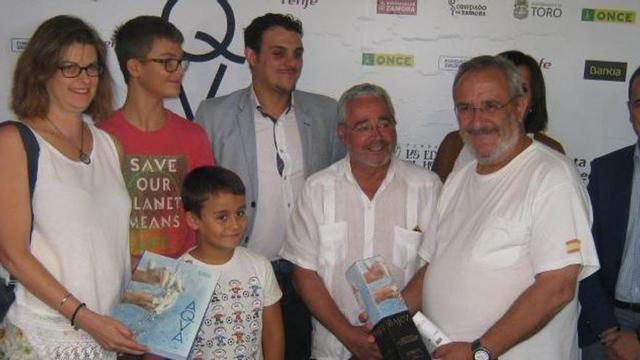 La familia posa con los responsables de Las Edades