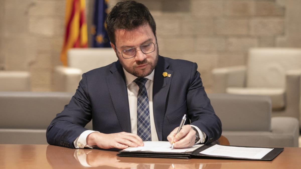 El president de la Generalitat signant el decret d&#039;impuls de la consulta dels Jocs d&#039;Hivern