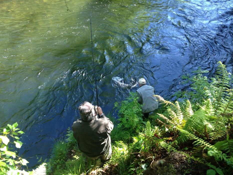 Francisco Álvarez Cascos pescando un salmón