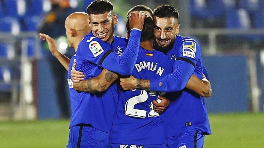 Los jugadores del Getafe celebran el gol del triunfo.